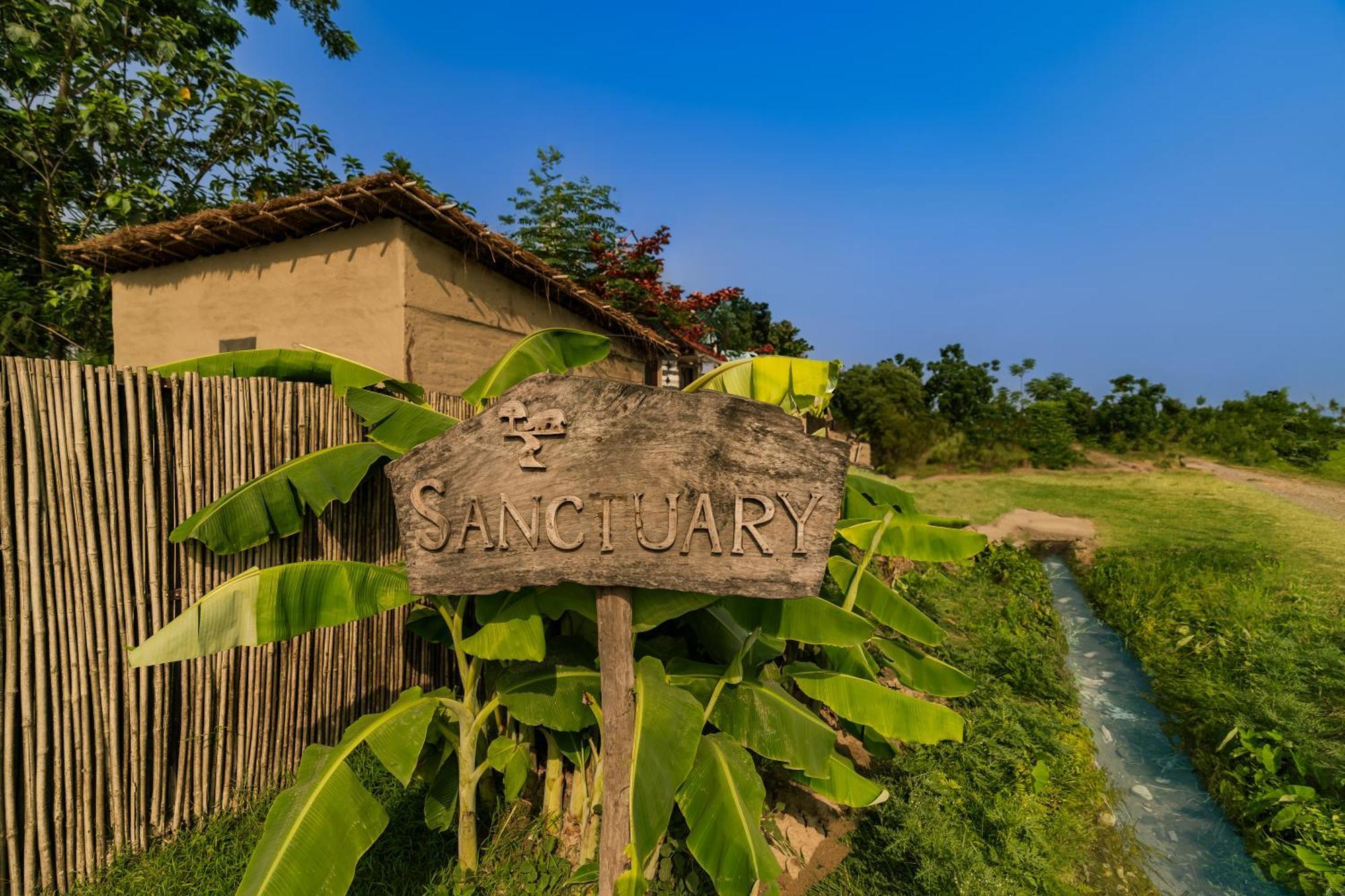 Hotel Sanctuary Chitwan National Park Esterno foto