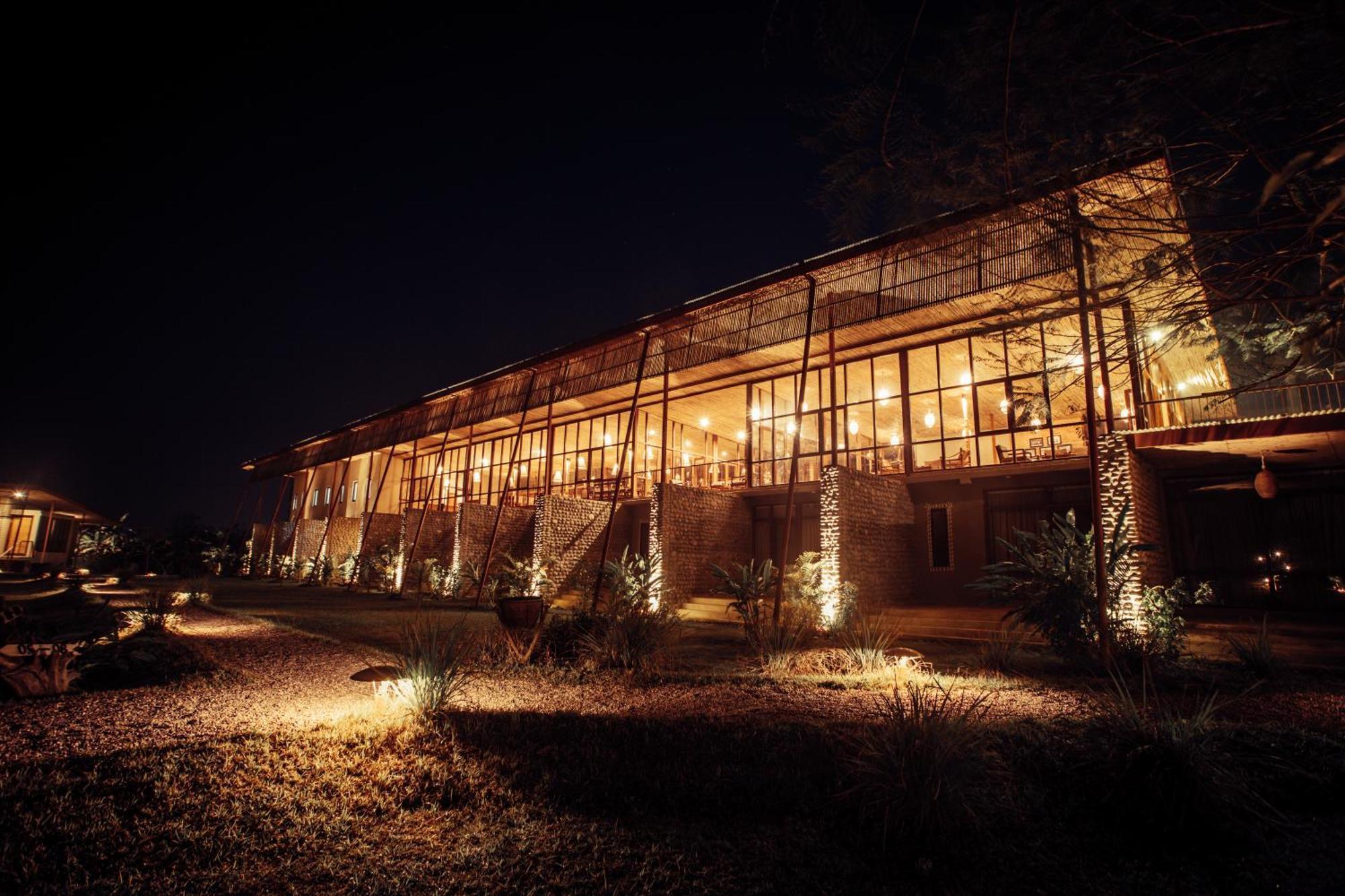 Hotel Sanctuary Chitwan National Park Esterno foto