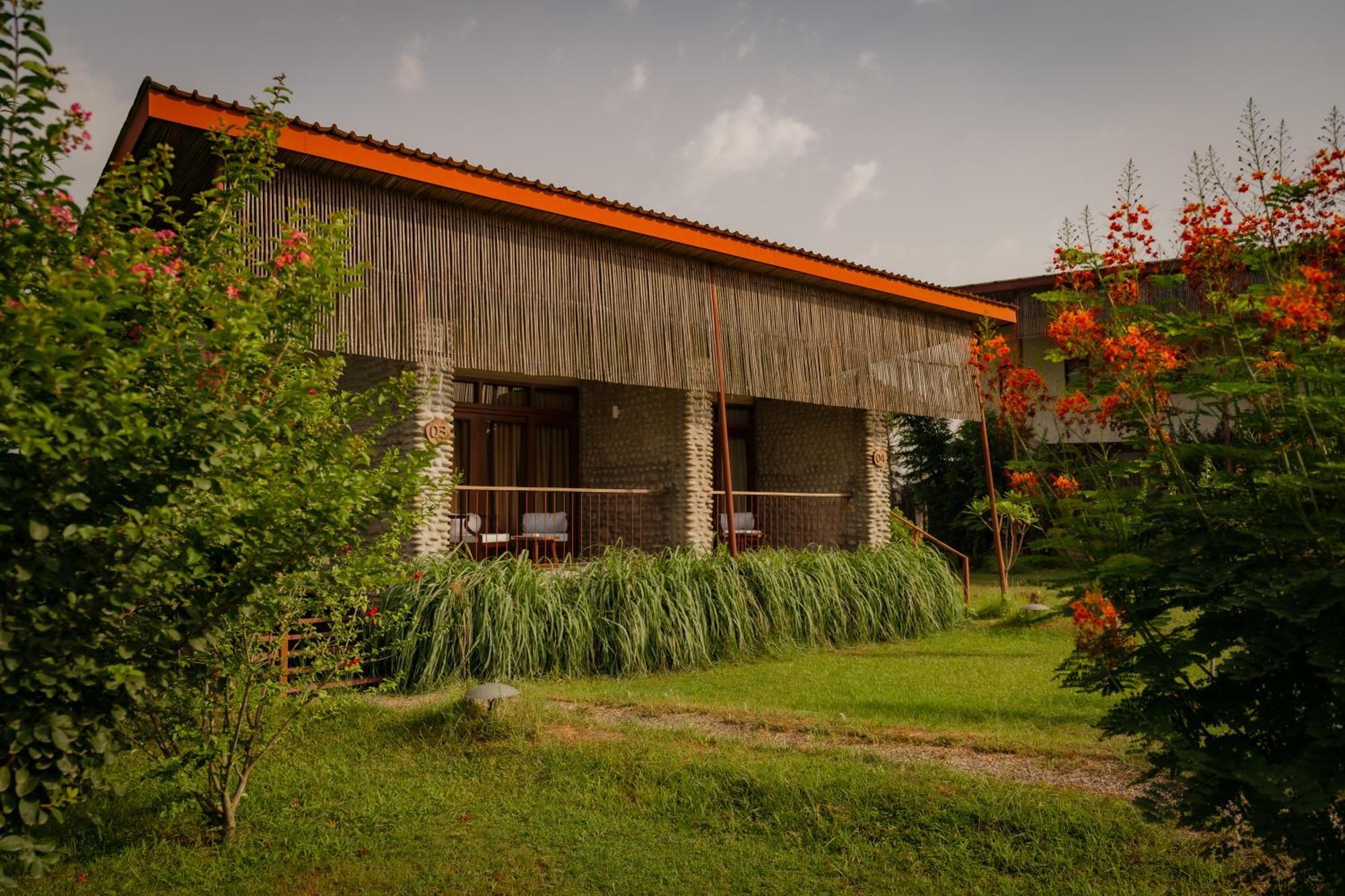 Hotel Sanctuary Chitwan National Park Esterno foto