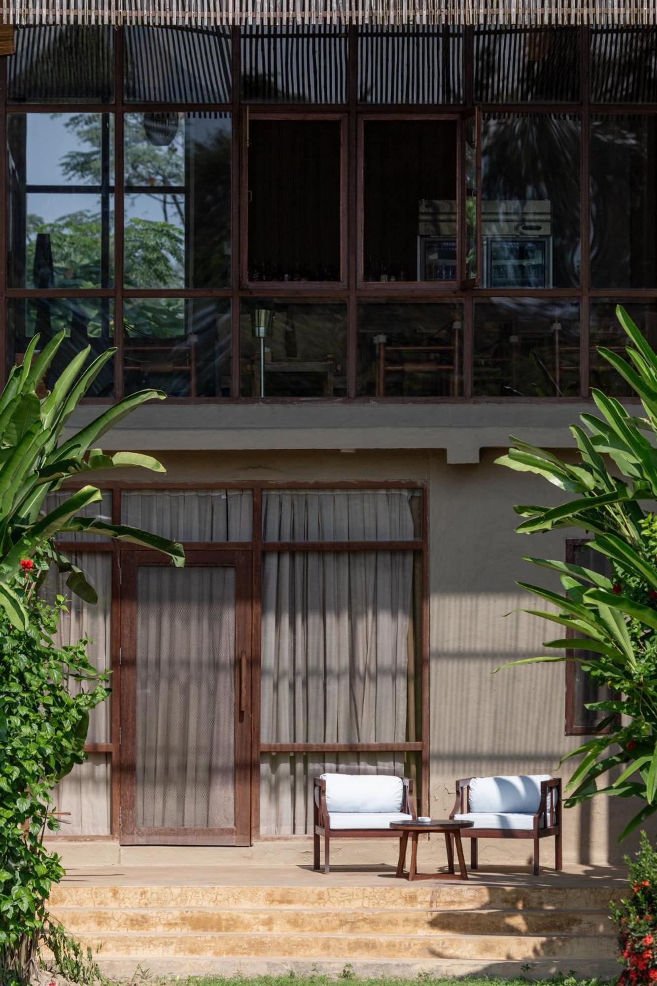 Hotel Sanctuary Chitwan National Park Esterno foto