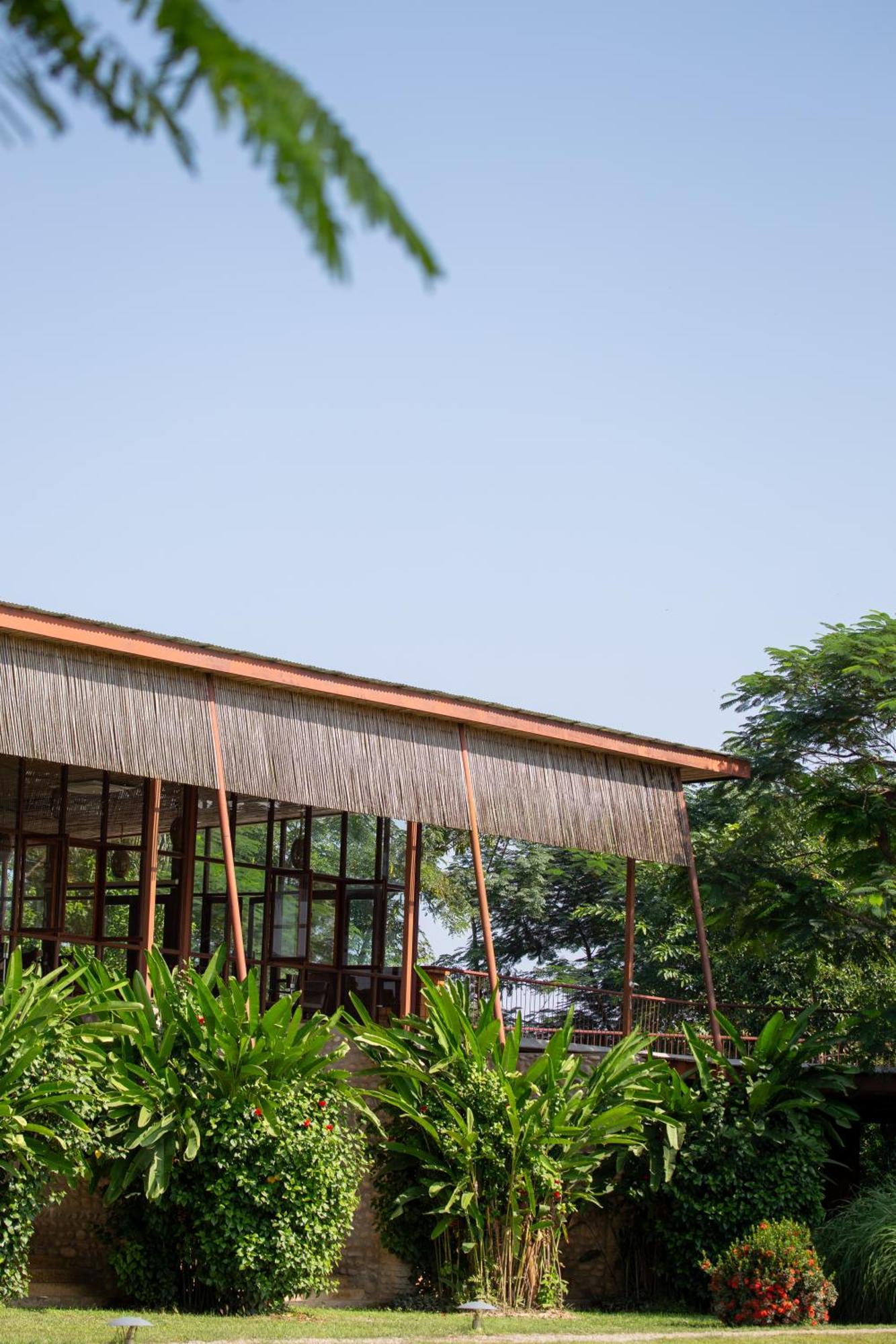 Hotel Sanctuary Chitwan National Park Esterno foto