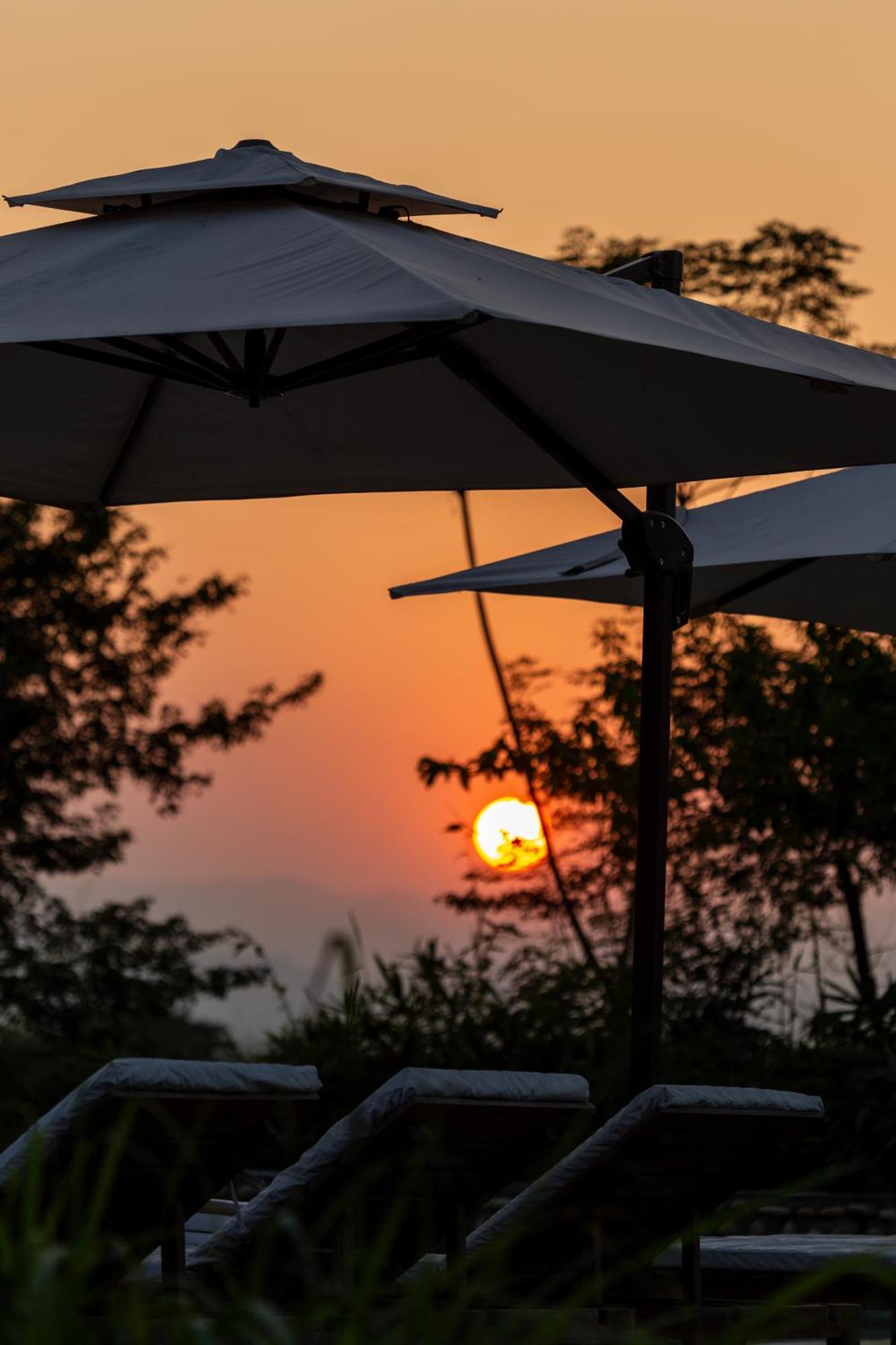 Hotel Sanctuary Chitwan National Park Esterno foto