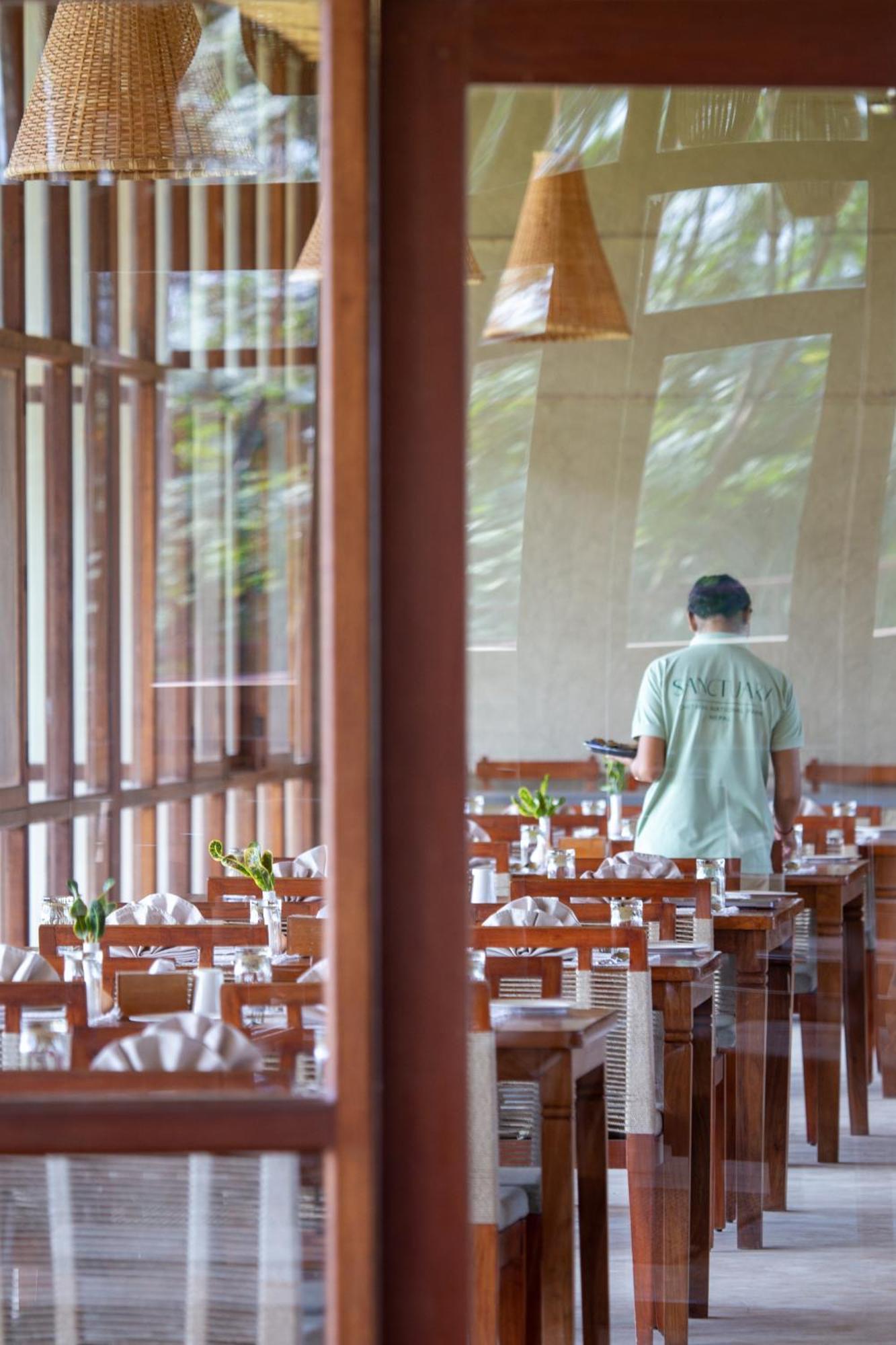 Hotel Sanctuary Chitwan National Park Esterno foto
